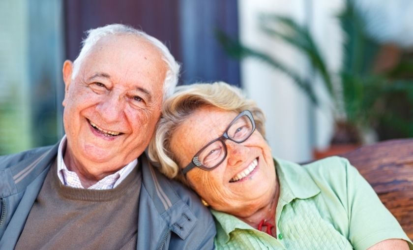 Pareja de adultos mayores celebrando sus 50 años de matrimonio en la Región de Valparaíso
