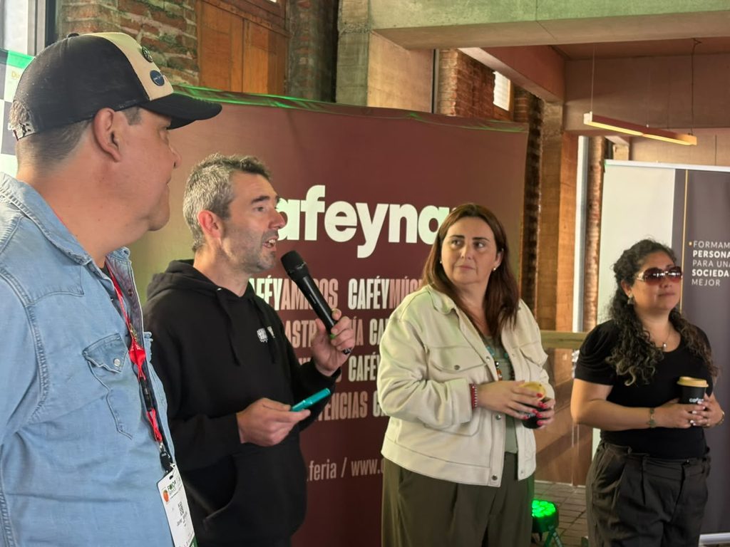 Asistentes disfrutando del festival de café Cafeyna en el Terminal de Cruceros de Valparaíso