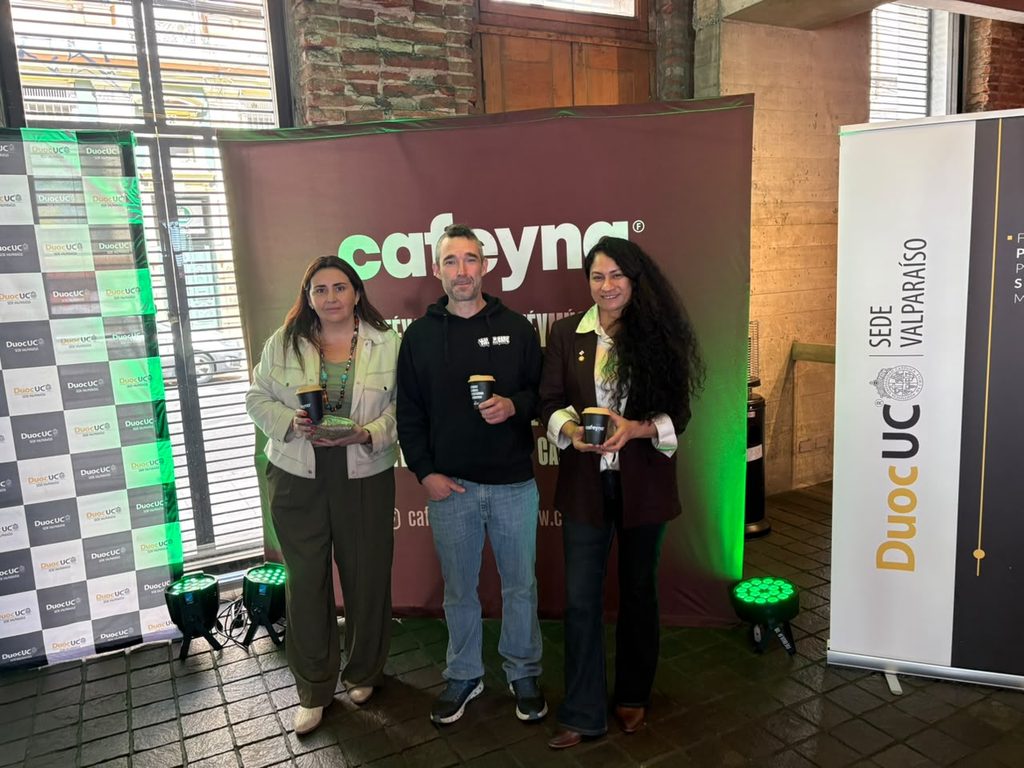 Asistentes disfrutando del festival de café Cafeyna en el Terminal de Cruceros de Valparaíso