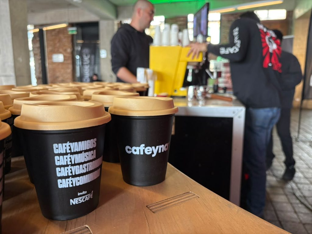 Asistentes disfrutando del festival de café Cafeyna en el Terminal de Cruceros de Valparaíso