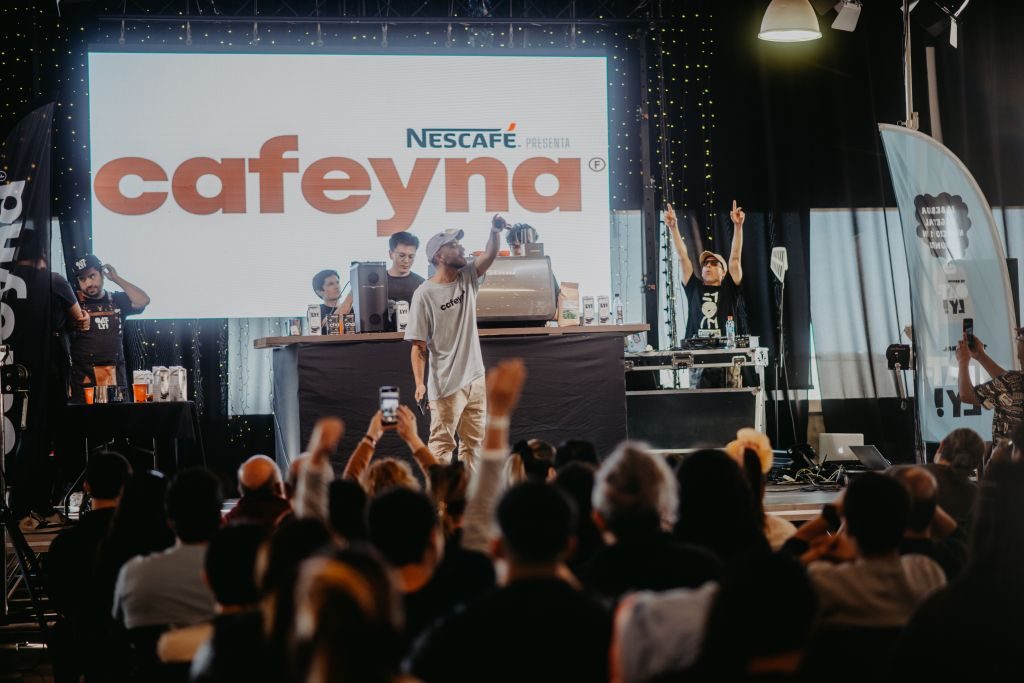 Asistentes disfrutando del festival de café Cafeyna en el Terminal de Cruceros de Valparaíso