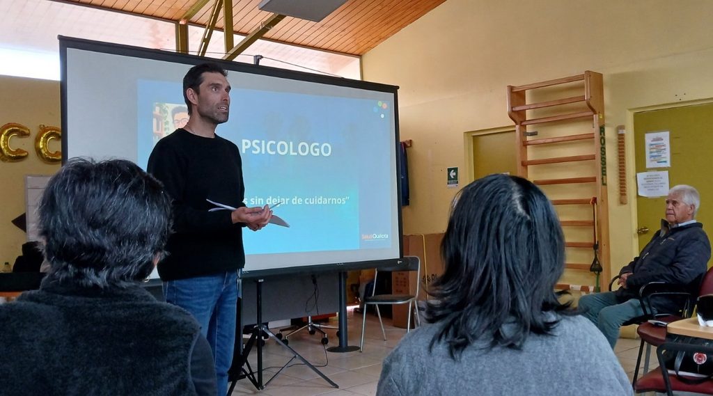 Personal médico y cuidadores participando en jornada de capacitación domiciliaria en Cecosf Santa Teresita