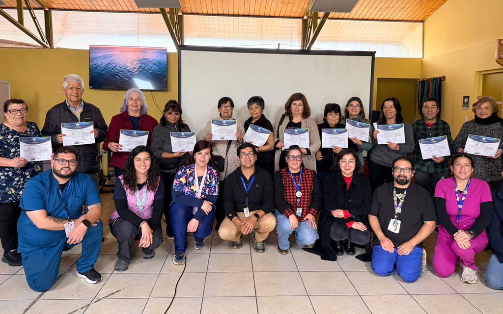 Personal médico y cuidadores participando en jornada de capacitación domiciliaria en Cecosf Santa Teresita