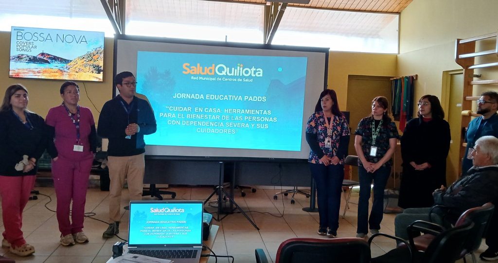 Personal médico y cuidadores participando en jornada de capacitación domiciliaria en Cecosf Santa Teresita