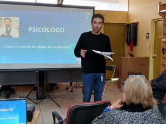 Personal médico y cuidadores participando en jornada de capacitación domiciliaria en Cecosf Santa Teresita