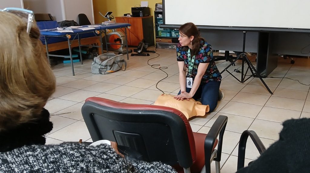 Personal médico y cuidadores participando en jornada de capacitación domiciliaria en Cecosf Santa Teresita