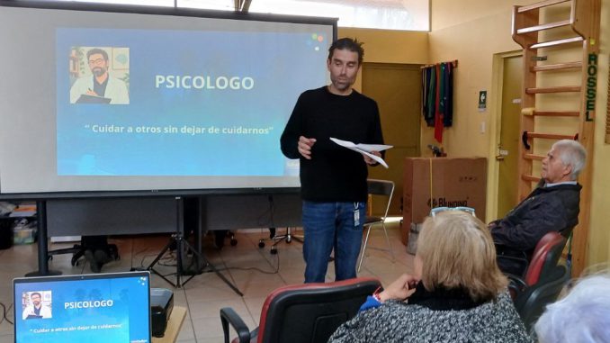 Personal médico y cuidadores participando en jornada de capacitación domiciliaria en Cecosf Santa Teresita
