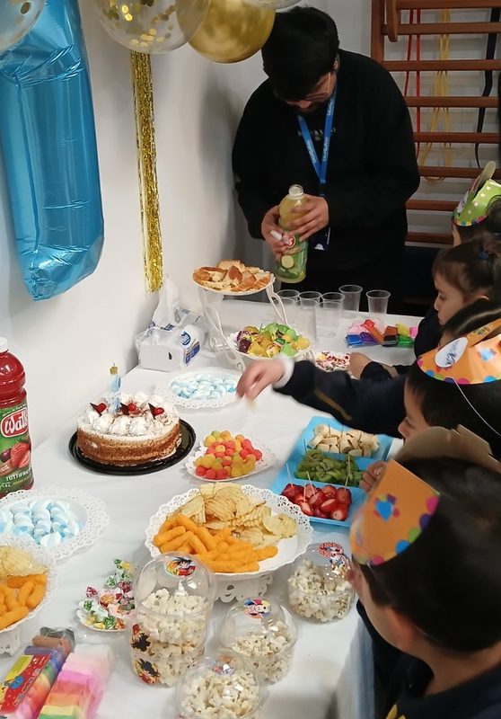 Usuarios y profesionales celebrando el primer aniversario del Centro de Neurodivergencia TEAcompaña en Quillota