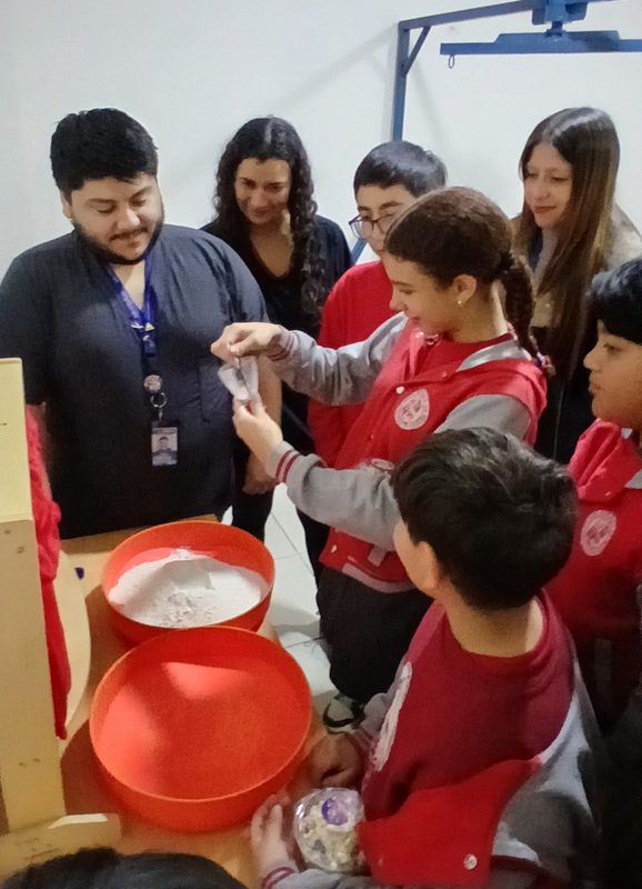Usuarios y profesionales celebrando el primer aniversario del Centro de Neurodivergencia TEAcompaña en Quillota