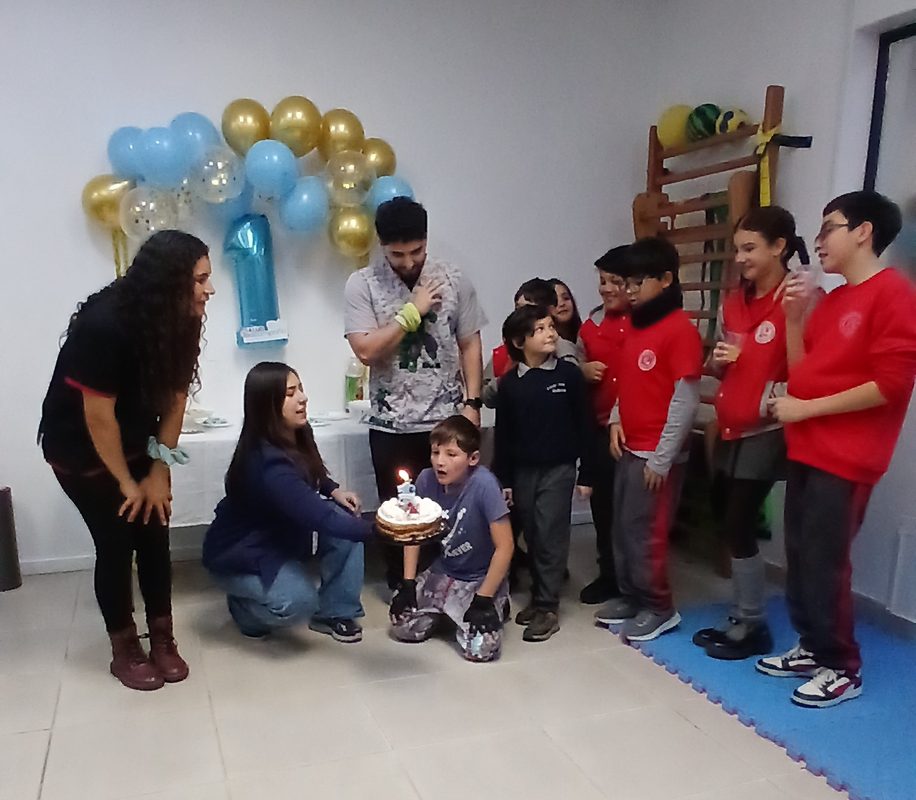 Usuarios y profesionales celebrando el primer aniversario del Centro de Neurodivergencia TEAcompaña en Quillota