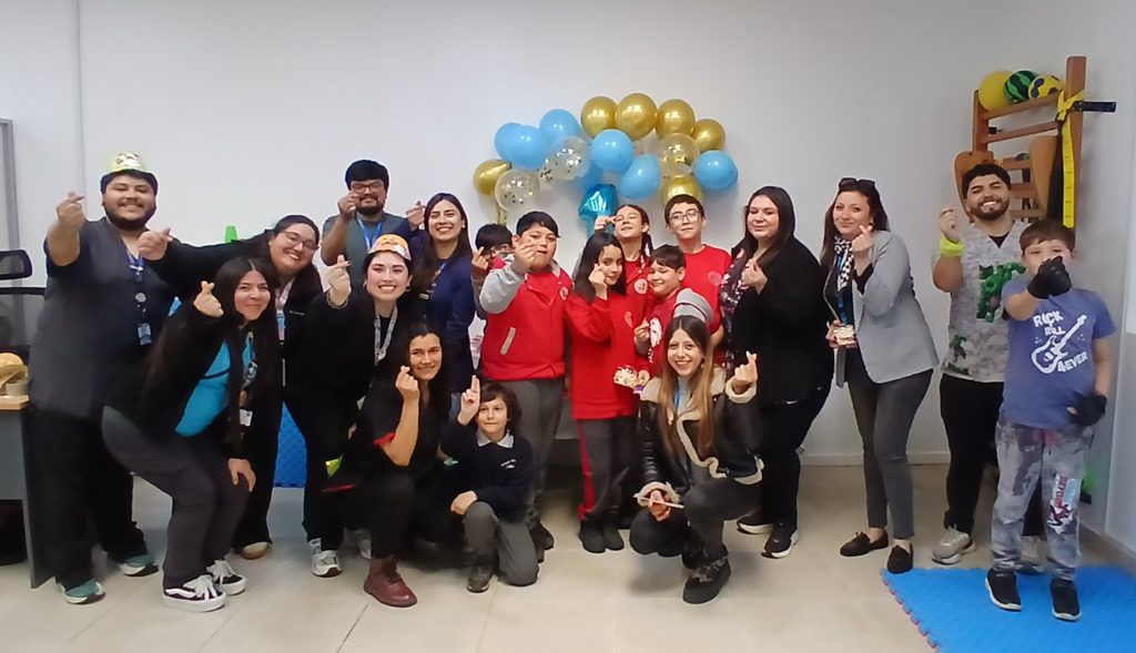 Usuarios y profesionales celebrando el primer aniversario del Centro de Neurodivergencia TEAcompaña en Quillota