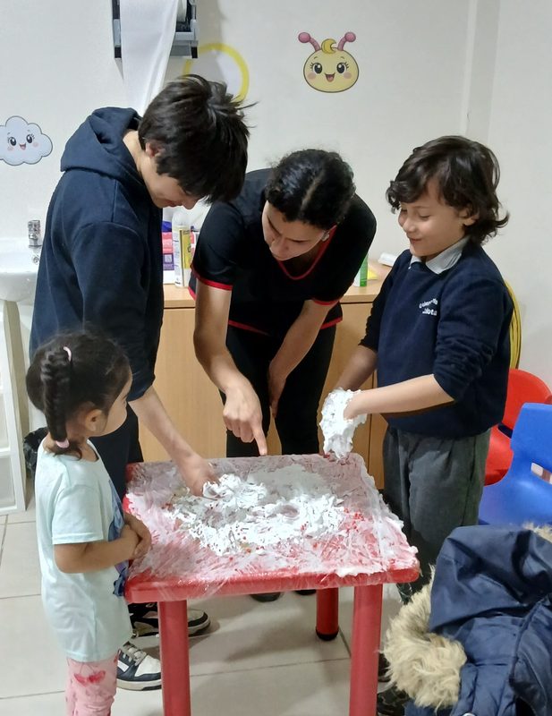 Usuarios y profesionales celebrando el primer aniversario del Centro de Neurodivergencia TEAcompaña en Quillota