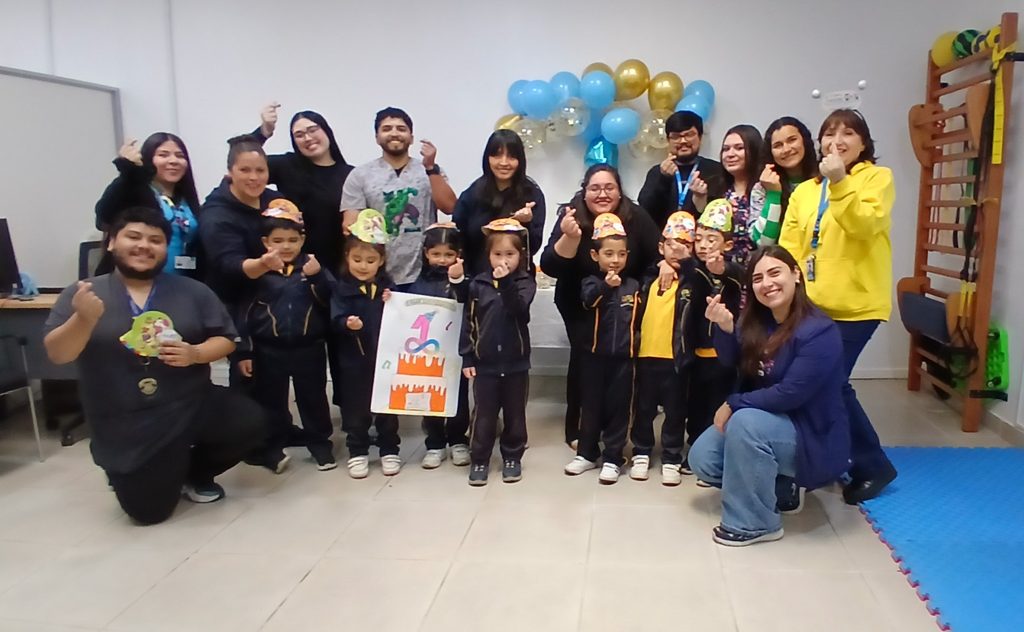 Usuarios y profesionales celebrando el primer aniversario del Centro de Neurodivergencia TEAcompaña en Quillota
