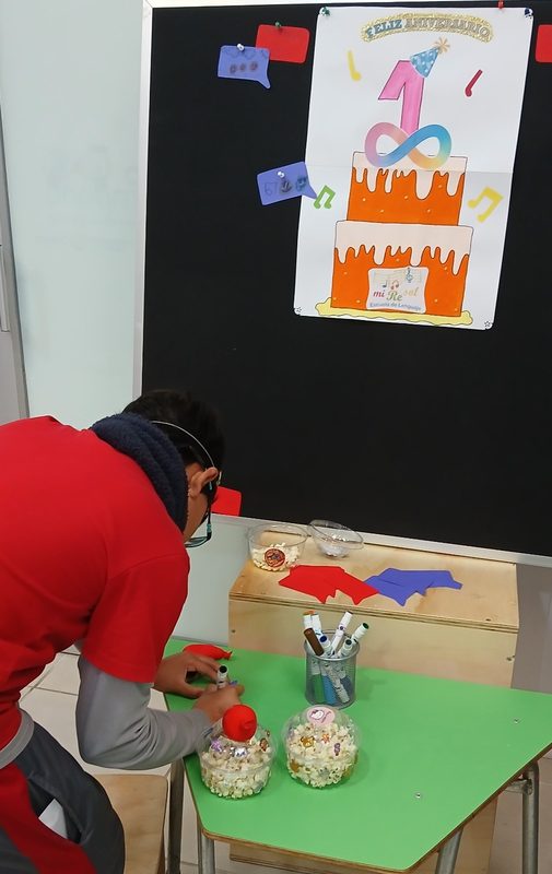 Usuarios y profesionales celebrando el primer aniversario del Centro de Neurodivergencia TEAcompaña en Quillota