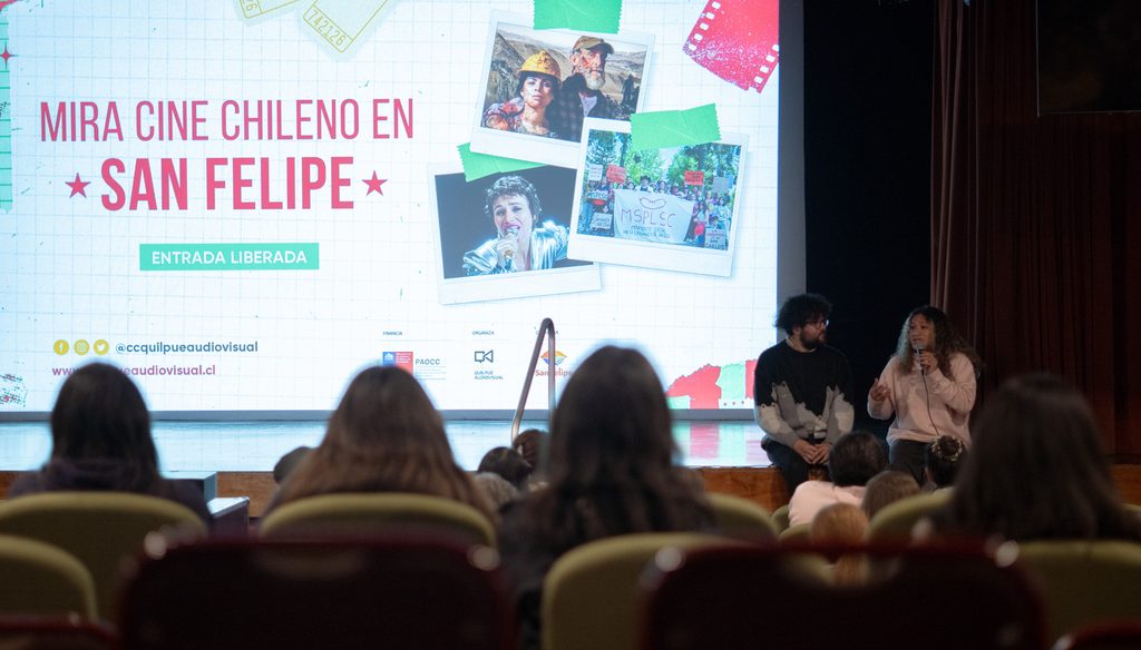 Cartel y proyeccion de cine chileno gratuito en el Teatro Municipal de San Felipe
