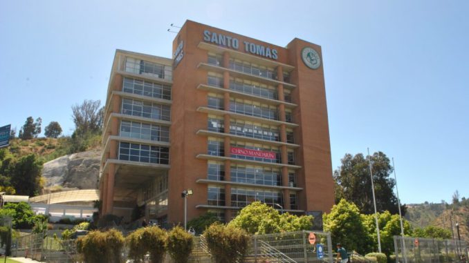 Estudiantes realizando el proceso de admision en Santo Tomas Vina del Mar