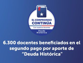 Profesores de Valparaíso recibiendo el pago de la deuda histórica docente