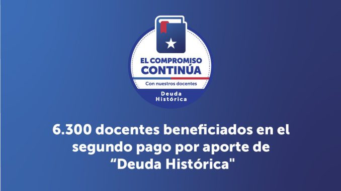 Profesores de Valparaíso recibiendo el pago de la deuda histórica docente