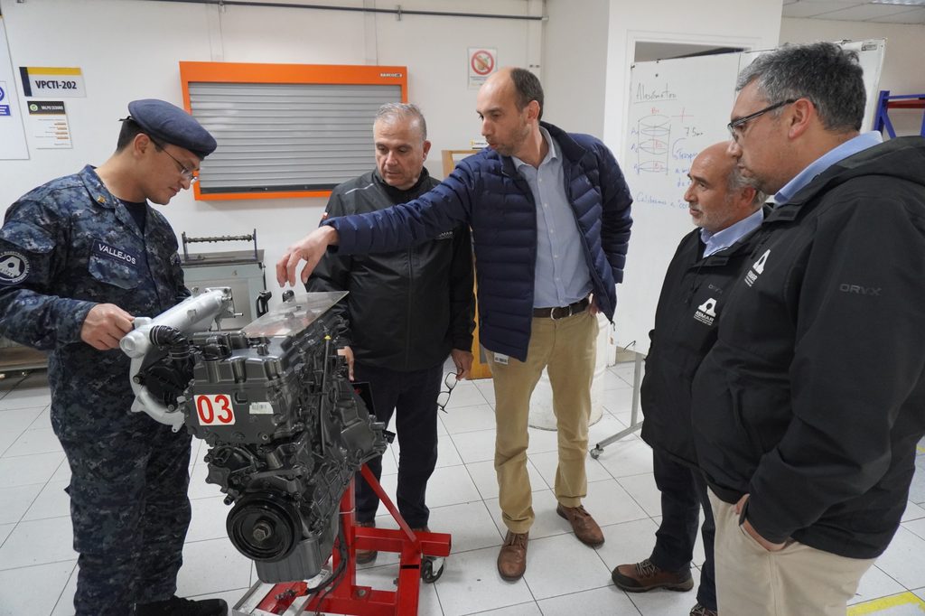 Representantes de ASMAR y directivos de Duoc UC Valparaíso recorren los talleres del centro tecnológico