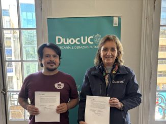 Estudiantes de Turismo y Hospitalidad de Duoc UC Valparaíso junto a representantes de Cerro 47 firmando convenio de colaboración
