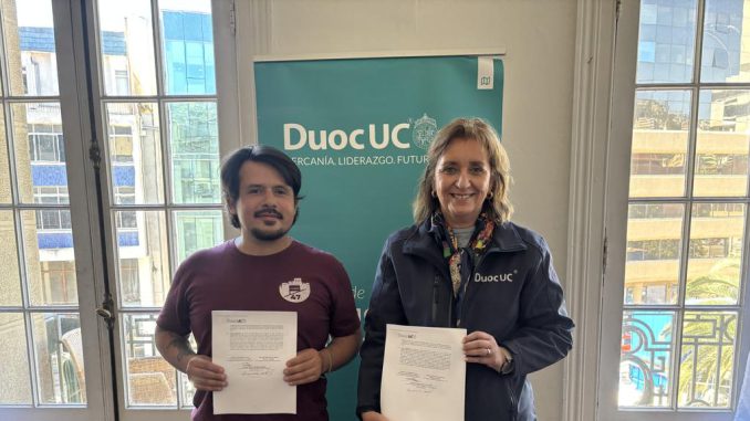 Estudiantes de Turismo y Hospitalidad de Duoc UC Valparaíso junto a representantes de Cerro 47 firmando convenio de colaboración
