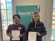 Estudiantes de Turismo y Hospitalidad de Duoc UC Valparaíso junto a representantes de Cerro 47 firmando convenio de colaboración