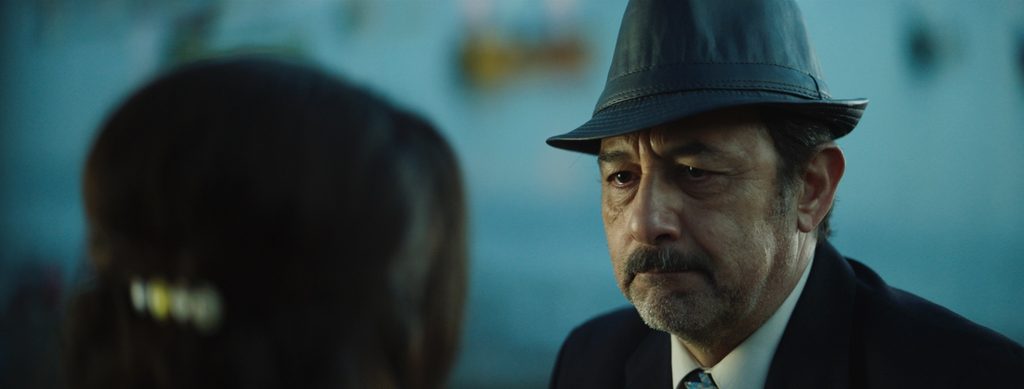 Personas mayores disfrutando de una función gratuita de cine chileno en el Festival Miradas Mayores