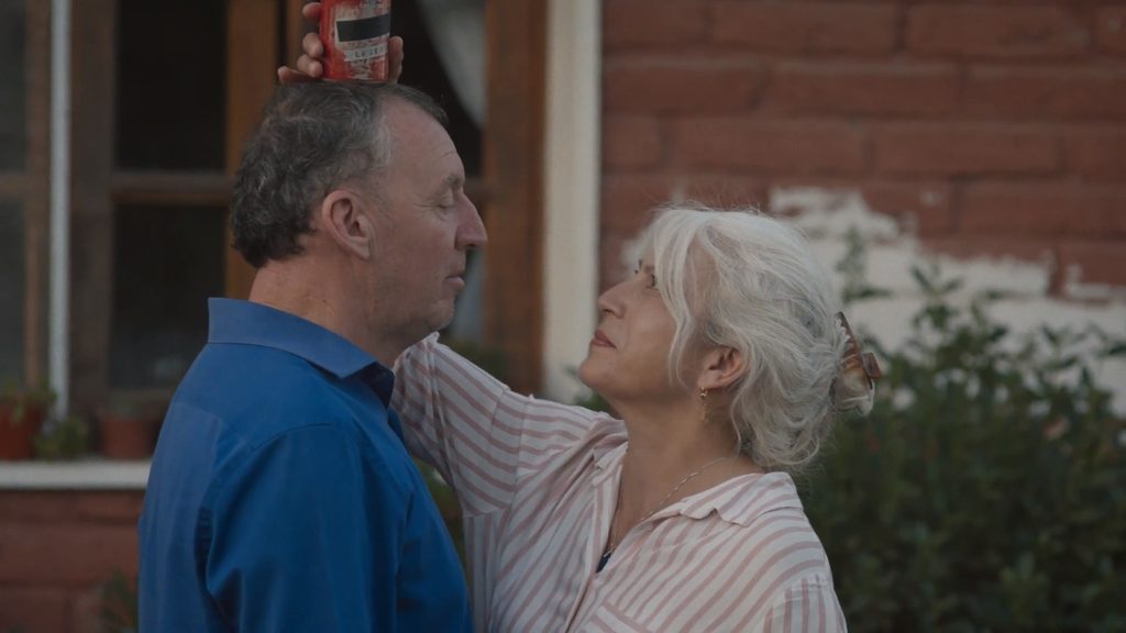 Personas mayores disfrutando de una función gratuita de cine chileno en el Festival Miradas Mayores