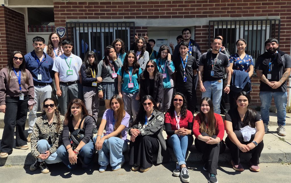 Estudiantes de escuelas rurales de Quillota recorriendo las instalaciones de salud en la iniciativa Cesfam Teens.