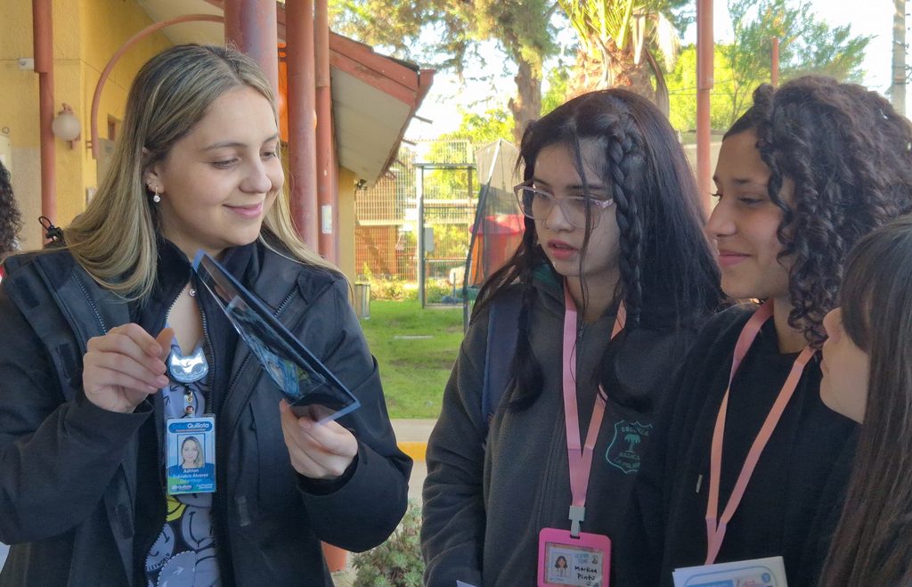 Estudiantes de escuelas rurales de Quillota recorriendo las instalaciones de salud en la iniciativa Cesfam Teens.