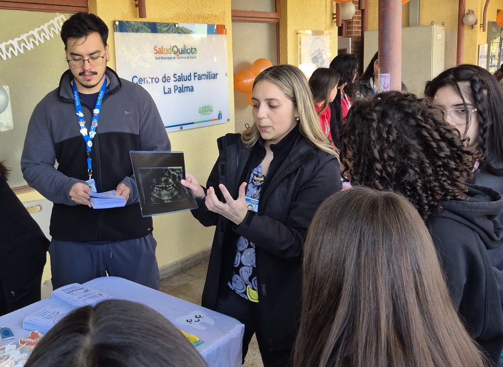 Estudiantes de escuelas rurales de Quillota recorriendo las instalaciones de salud en la iniciativa Cesfam Teens.
