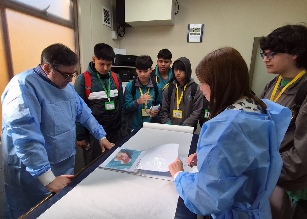 Estudiantes de escuelas rurales de Quillota recorriendo las instalaciones de salud en la iniciativa Cesfam Teens.