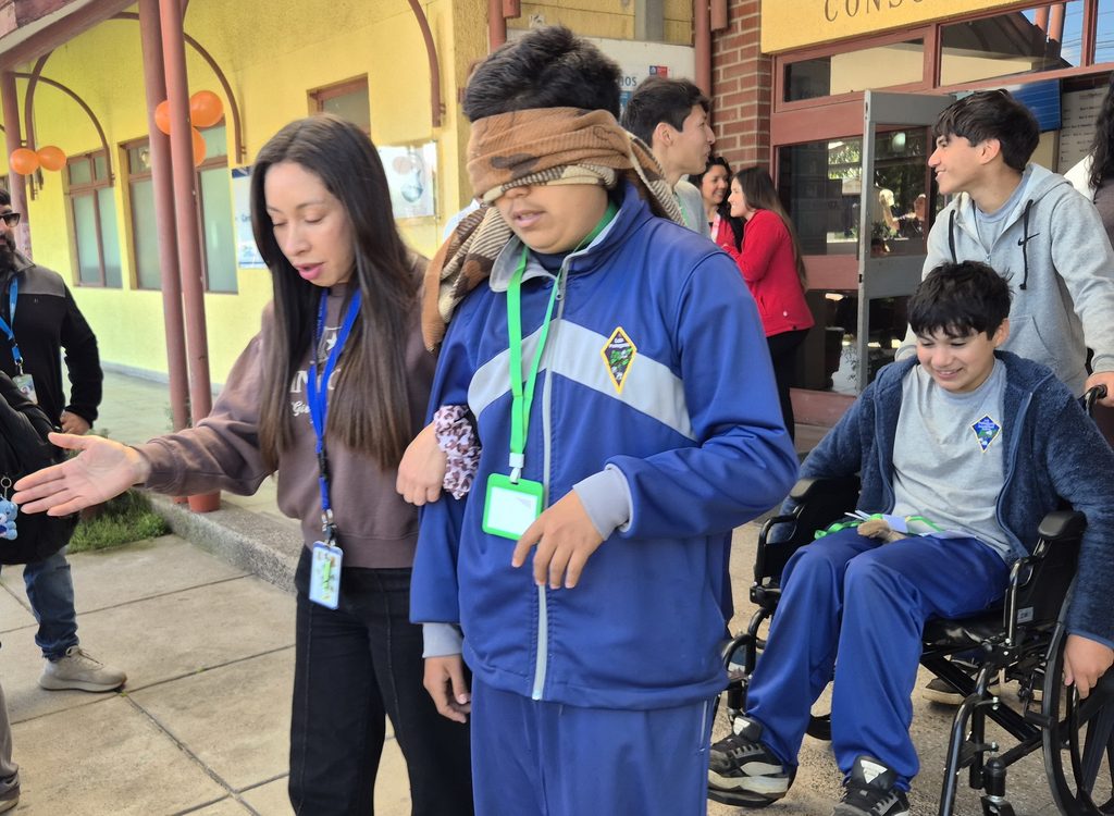 Estudiantes de escuelas rurales de Quillota recorriendo las instalaciones de salud en la iniciativa Cesfam Teens.