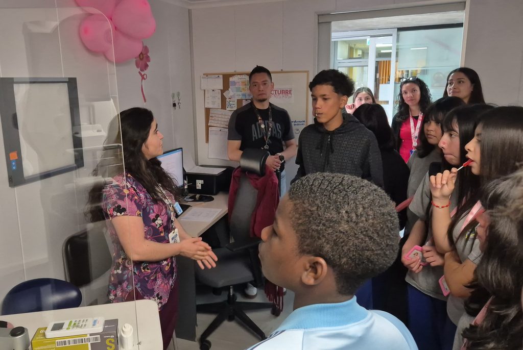 Estudiantes de escuelas rurales de Quillota recorriendo las instalaciones de salud en la iniciativa Cesfam Teens.