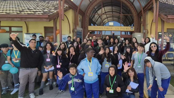 Estudiantes de escuelas rurales de Quillota recorriendo las instalaciones de salud en la iniciativa Cesfam Teens.