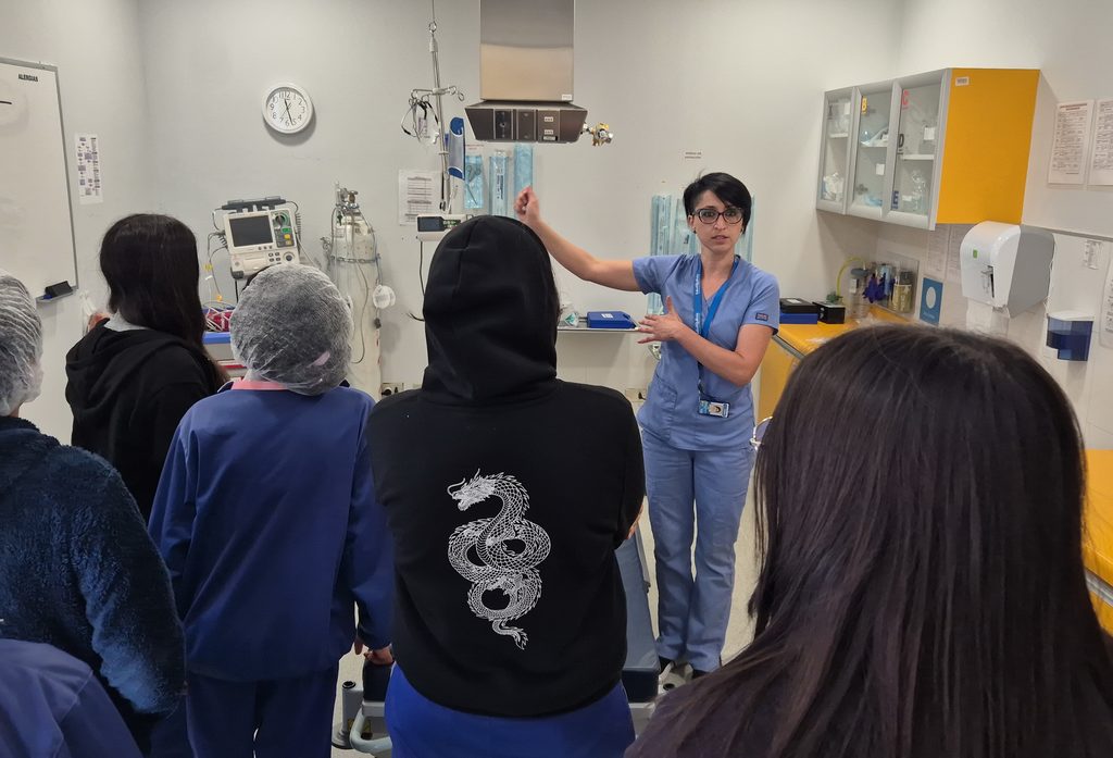 Estudiantes de escuelas rurales de Quillota recorriendo las instalaciones de salud en la iniciativa Cesfam Teens.