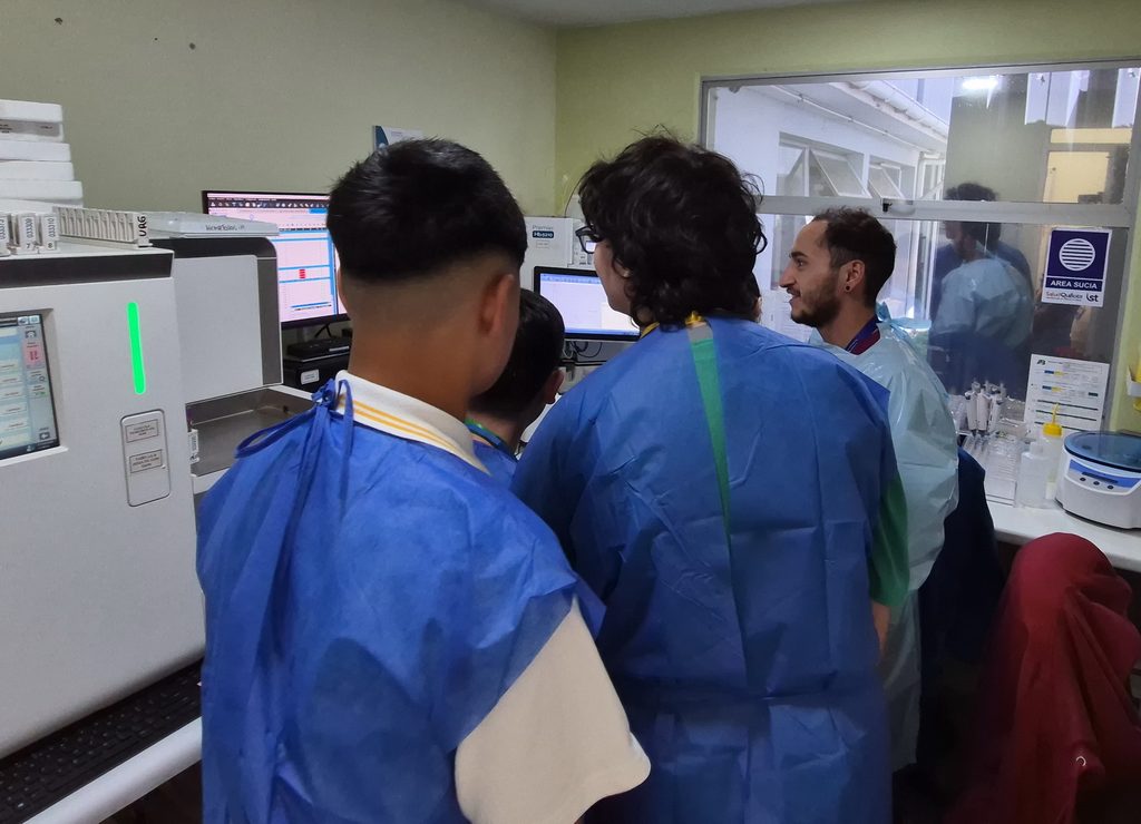 Estudiantes de escuelas rurales de Quillota recorriendo las instalaciones de salud en la iniciativa Cesfam Teens.