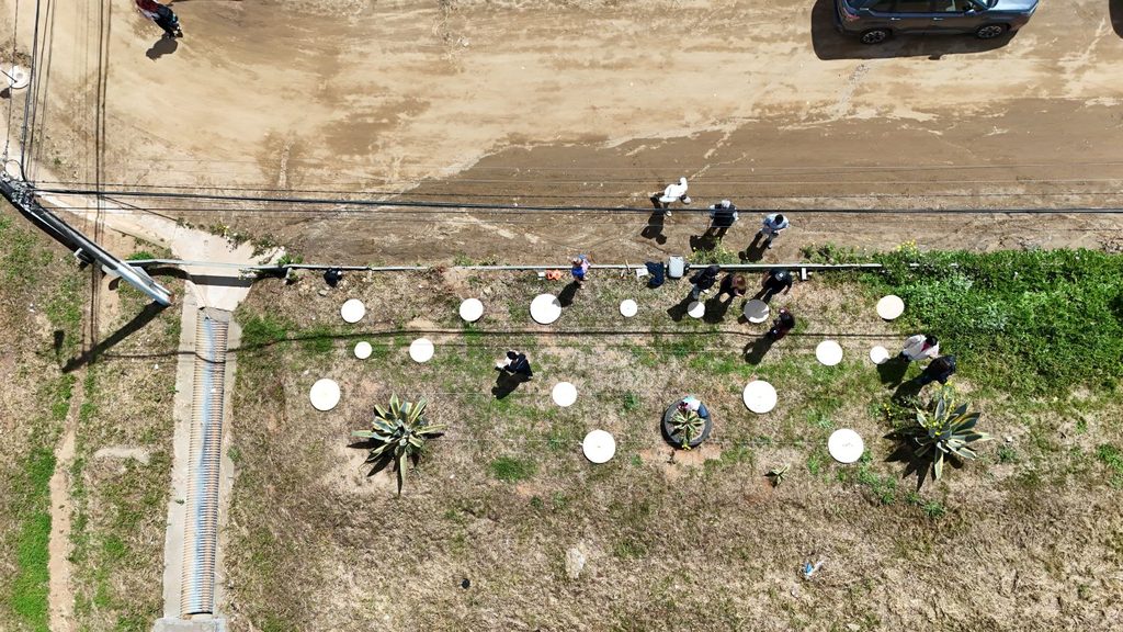 Investigadora del MIT Larisa Ovalles junto a académicos de la USM en Lomas Latorre para el proyecto PrepHub 2.0