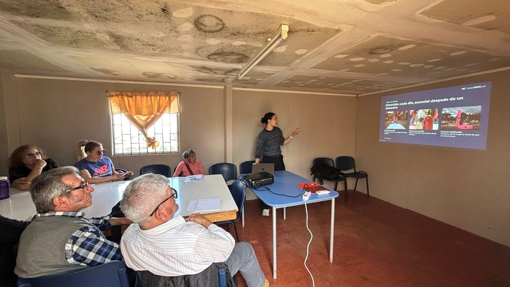 Investigadora del MIT Larisa Ovalles junto a académicos de la USM en Lomas Latorre para el proyecto PrepHub 2.0