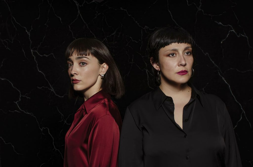 Escena de la obra Las Hermanas interpretada por Francisca Walker y Coca Miranda