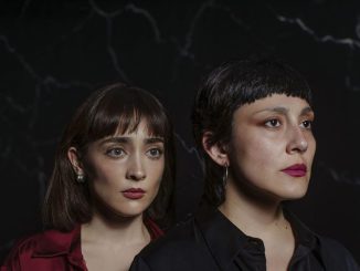Escena de la obra Las Hermanas interpretada por Francisca Walker y Coca Miranda