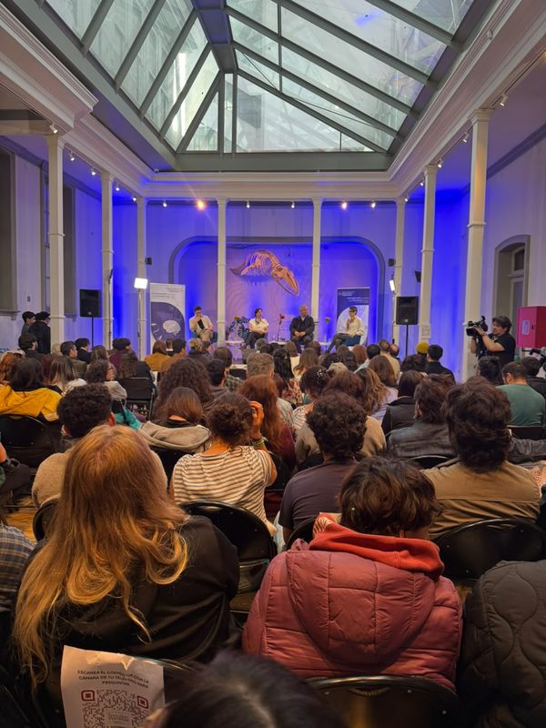 Asistentes en la tertulia sobre alcohol y salud cerebral organizada por el CINV en Valparaíso