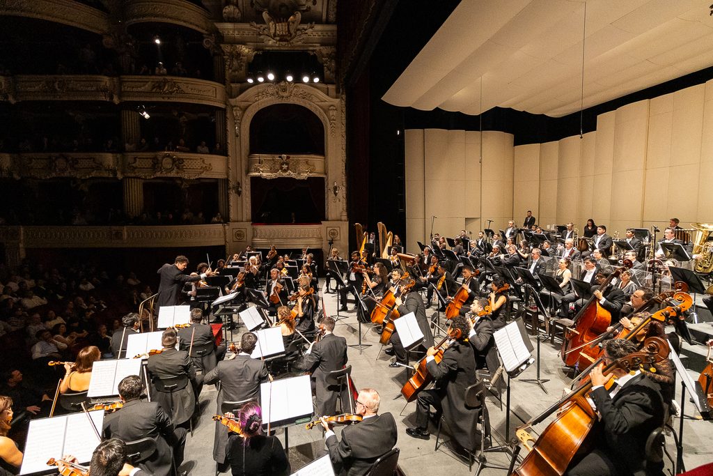 La Orquesta Filarmonica de Santiago tocando en vivo en el Teatro Municipal de Vina del Mar