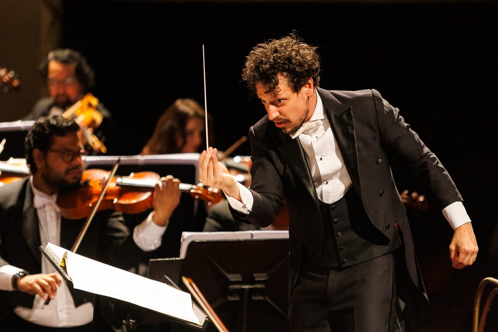 La Orquesta Filarmonica de Santiago tocando en vivo en el Teatro Municipal de Vina del Mar