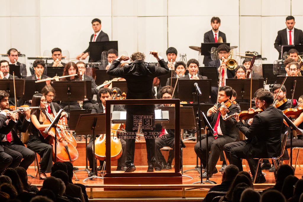 La Orquesta Sinfonica Nacional Juvenil tocando en un concierto en vivo con musicos jovenes bajo la direccion de Helmuth Reichel.