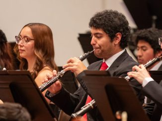 La Orquesta Sinfonica Nacional Juvenil tocando en un concierto en vivo con musicos jovenes bajo la direccion de Helmuth Reichel.