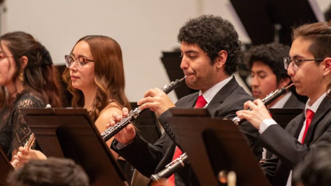 La Orquesta Sinfonica Nacional Juvenil tocando en un concierto en vivo con musicos jovenes bajo la direccion de Helmuth Reichel.