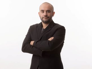 Escolar estudiando con mala postura frente a un cuaderno mostrando posibles problemas visuales y de columna