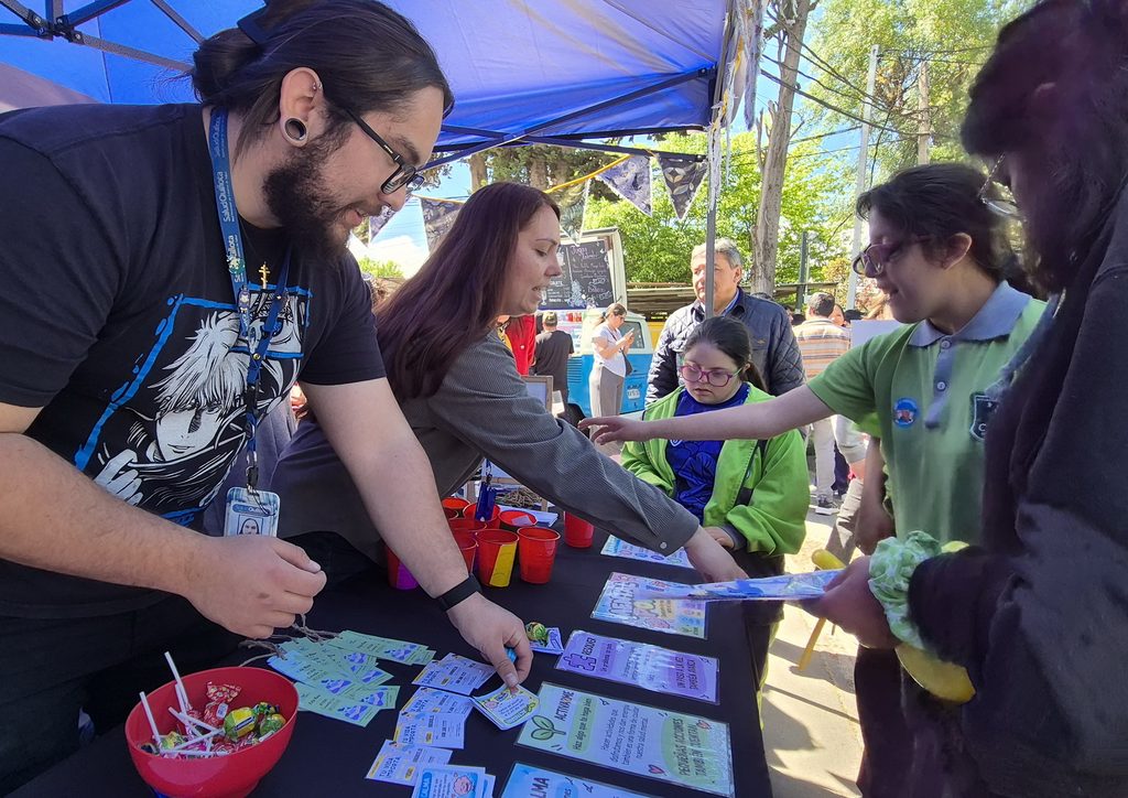 Autoridades y ciudadanos participando en el primer Mercado de Bienestar en Quillota para promover la salud mental