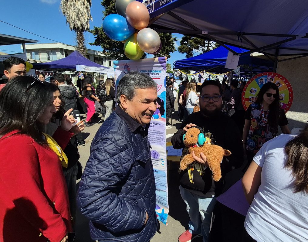 Autoridades y ciudadanos participando en el primer Mercado de Bienestar en Quillota para promover la salud mental